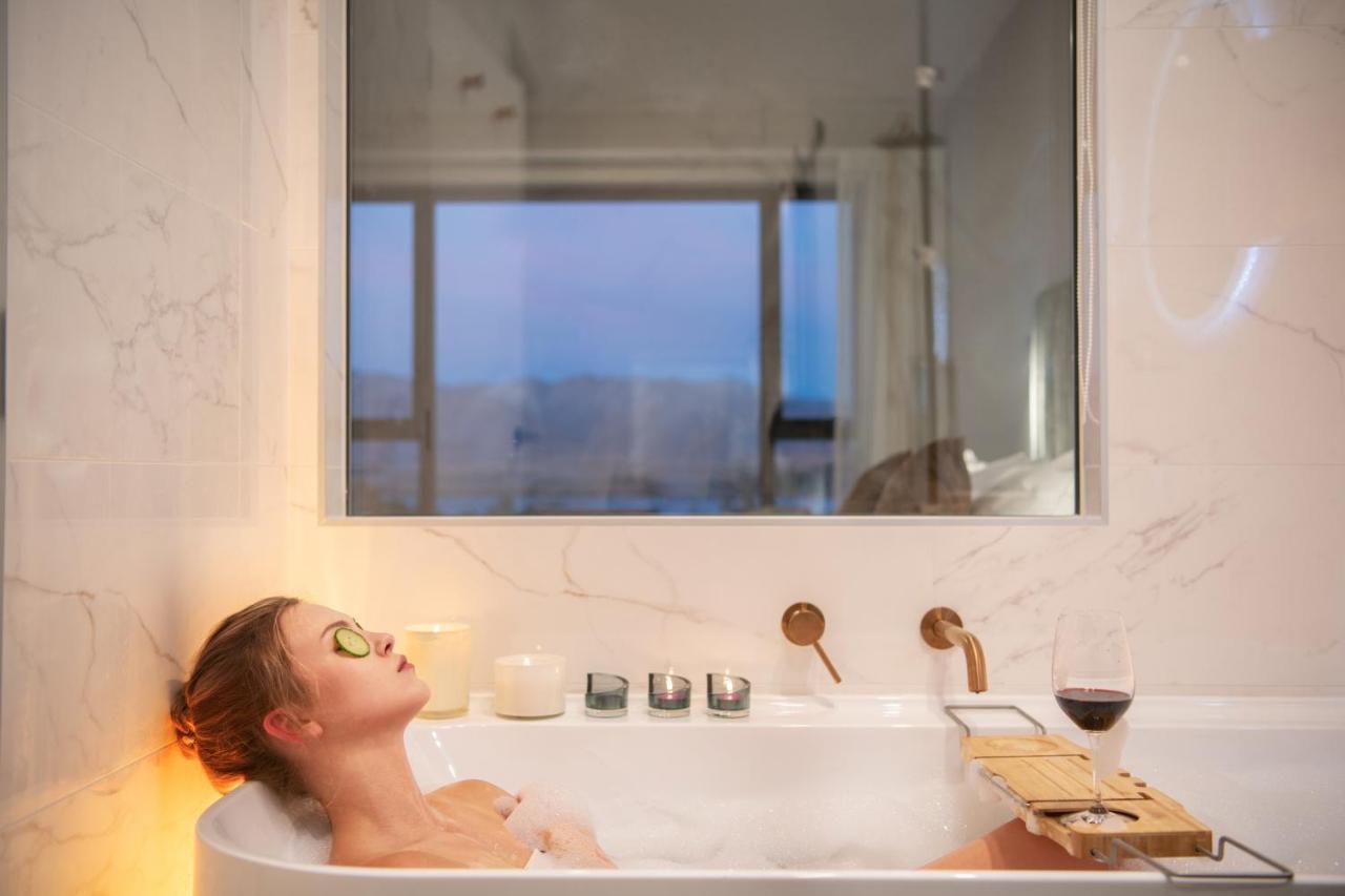 Galaxy Boutique Hotel Lago Tékapo Exterior foto A woman relaxing in a bathtub