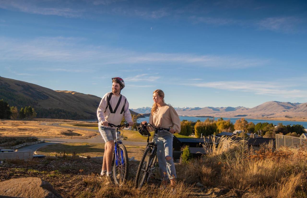 Galaxy Boutique Hotel Lago Tékapo Exterior foto Biking at the lake
